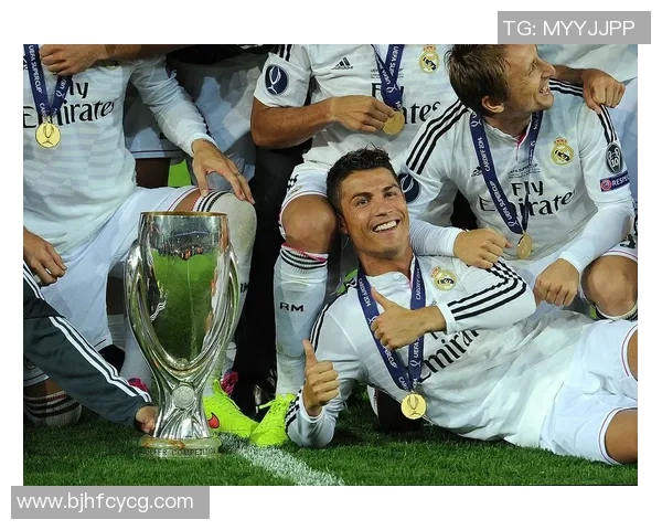 足球巨星高举金色奖杯深情亲吻展现荣耀与梦想瞬间